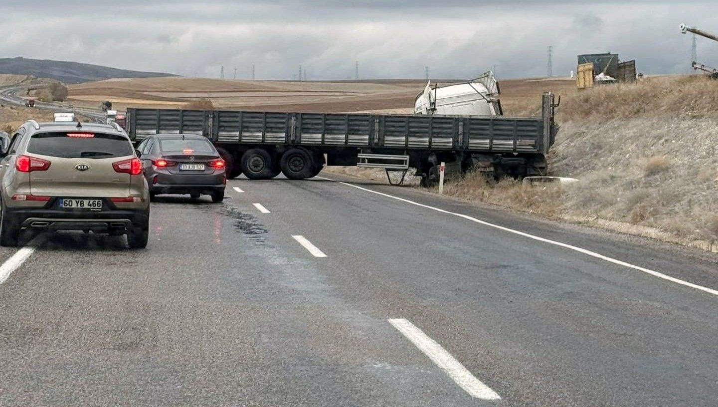 Yoldan çıkan TIR trafiği kapattı